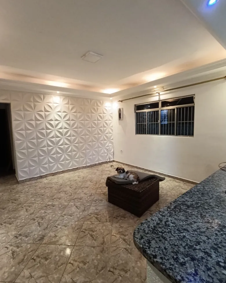 Sala finalizada com painel e iluminação em residência de Alphaville